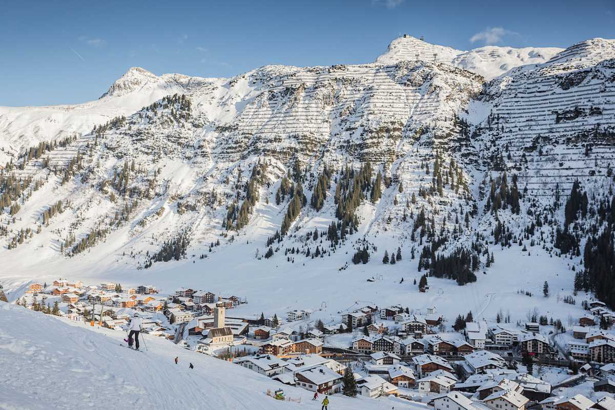 Ein Skidorf inmitten großer weißer Berge: St. Anton am Arlberg aus der Adlerperspektive.