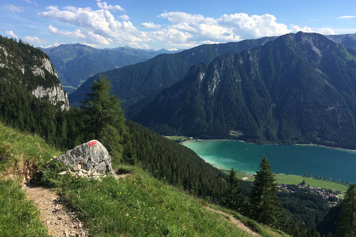 Die Wanderung zur Dalfaz Alm gewährt schöne Blicke auf den Achensee.