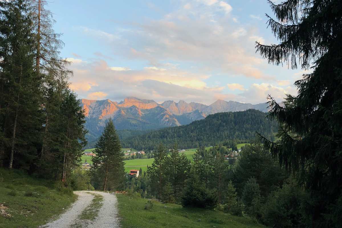 Leichte, wunderschöne Talwanderungen führen rund um den Ort Steinberg.