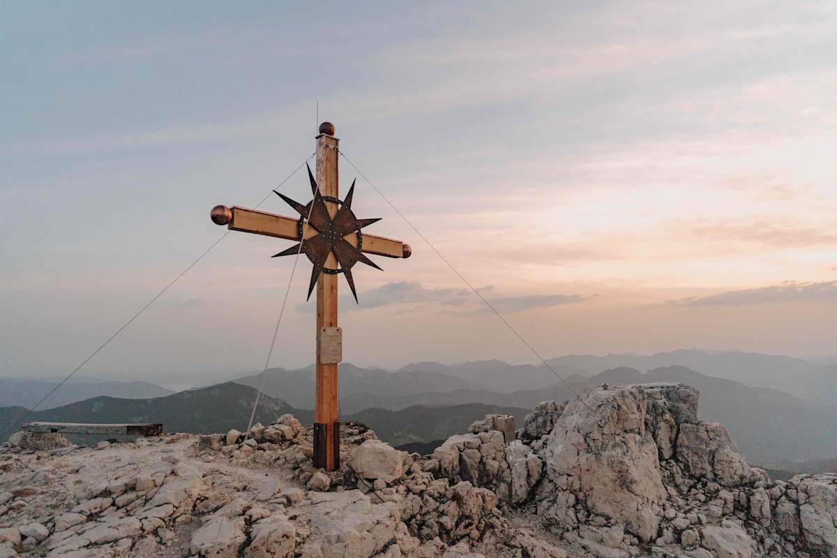 Den Guffert ziert ein neues Gipfelkreuz.