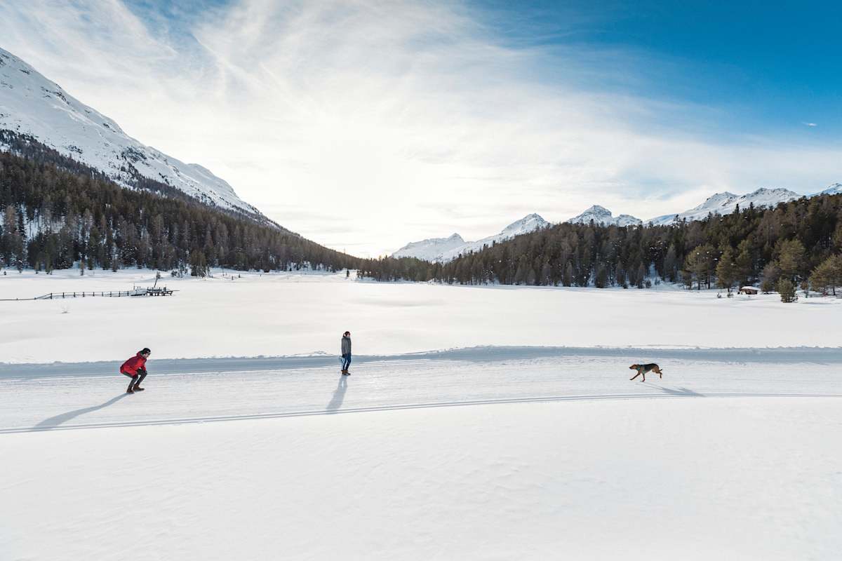 Der Starzersee bietet eine wundervolle Möglichkeit für winterliche Sparziergänge.