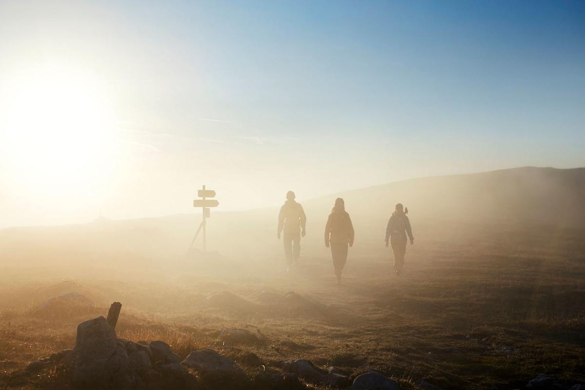 Eine Stimmung wie in einem Heldenepos herrscht frühmorgens beim Aufstieg zur Heukuppe.
