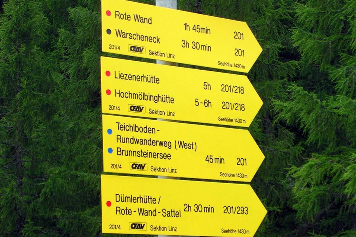Wanderwegbeschilderung auf der Wurzeralm am Warscheneck in Oberösterreich
