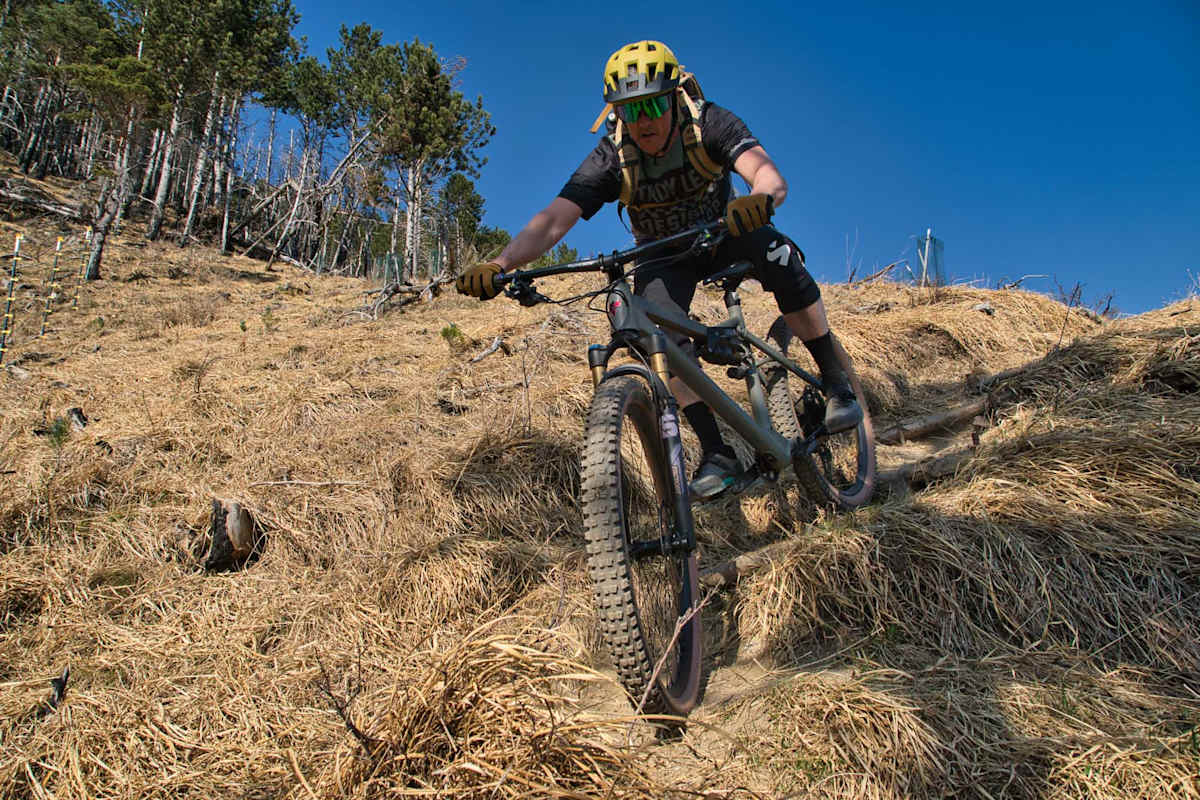 Mountainbiker beim Downhill-fahren