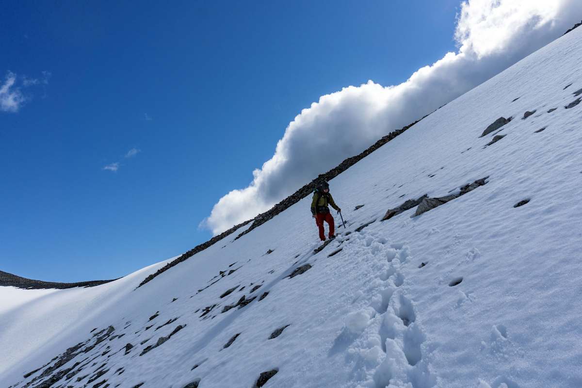 Abstieg durch Schneefelder und Geröllhalden