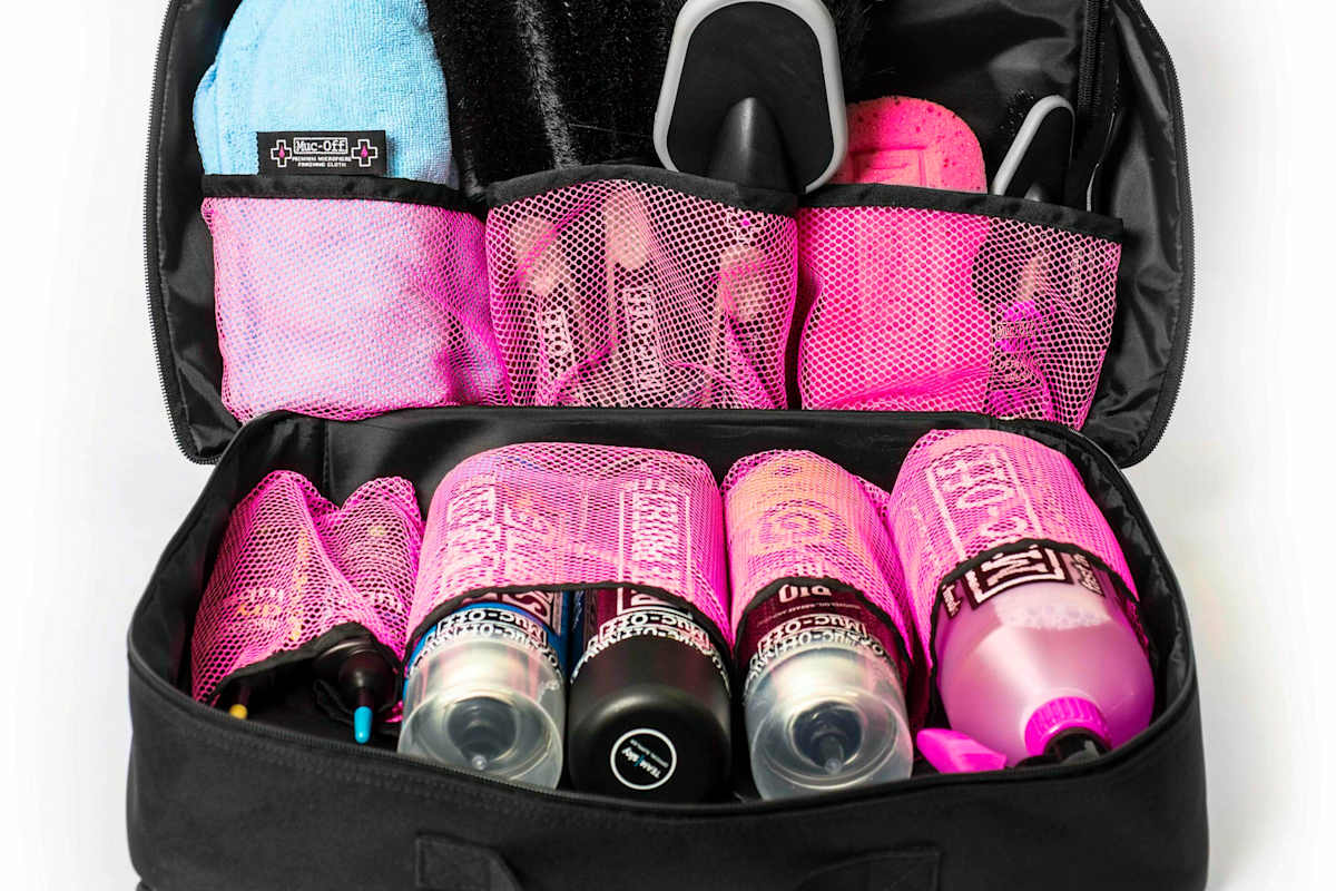 Die Pflege- und Reinigungstasche von Muc Off