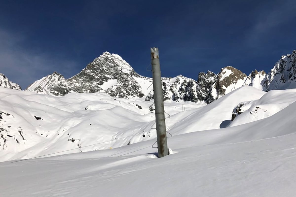 Eine zerstörte Seilbahnstütze im Mittelbereich der Materialseilbahn, im Hintergrund der Großglockner