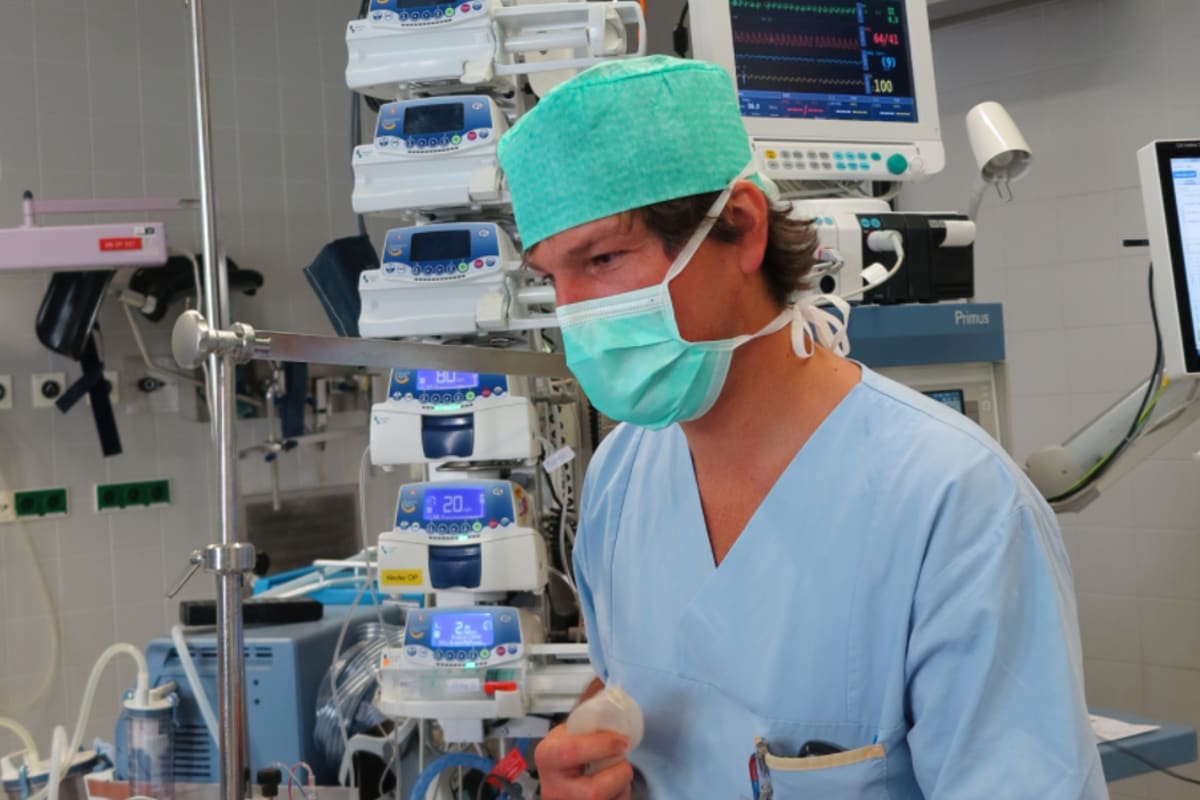 Peter Paal bei der Patientebetreuung im OP-Saal, Universitäts-Klinik Innsbruck