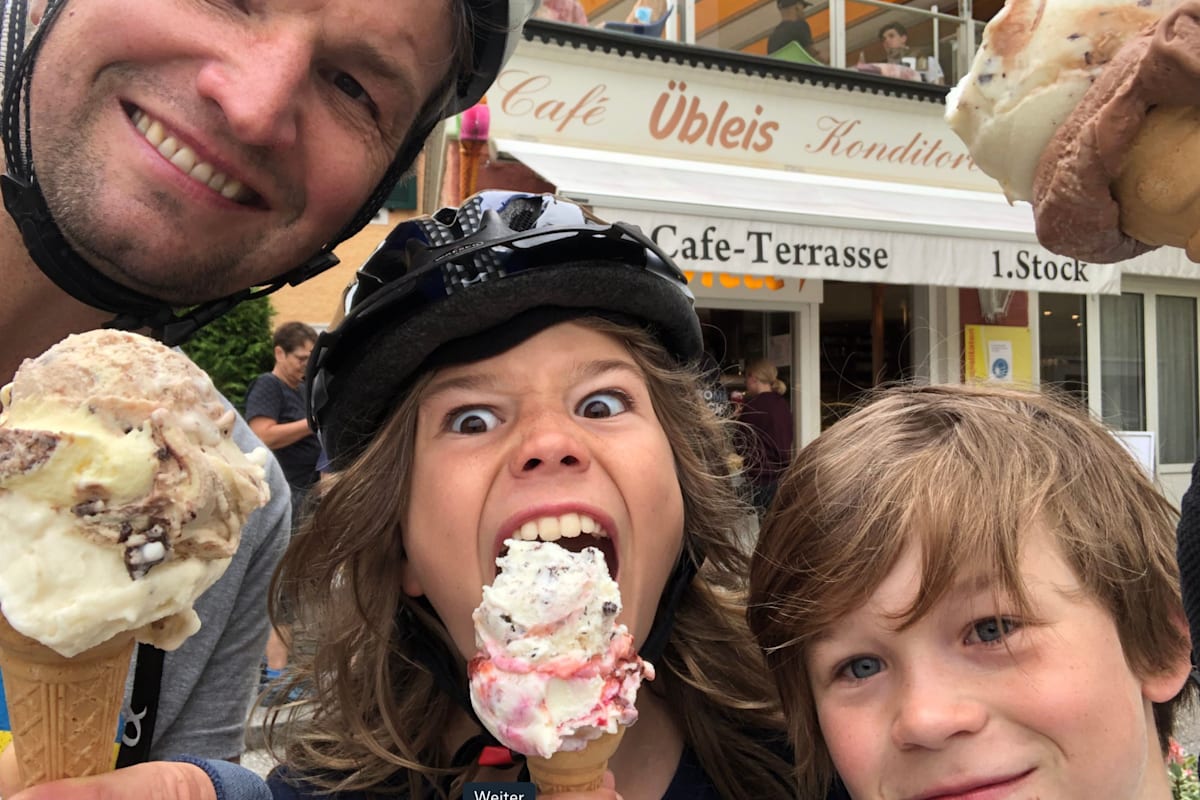 Verdiente Eispause nach einer Radrundfahrt mit Familie und Freunden in Mondsee, Oberösterreich