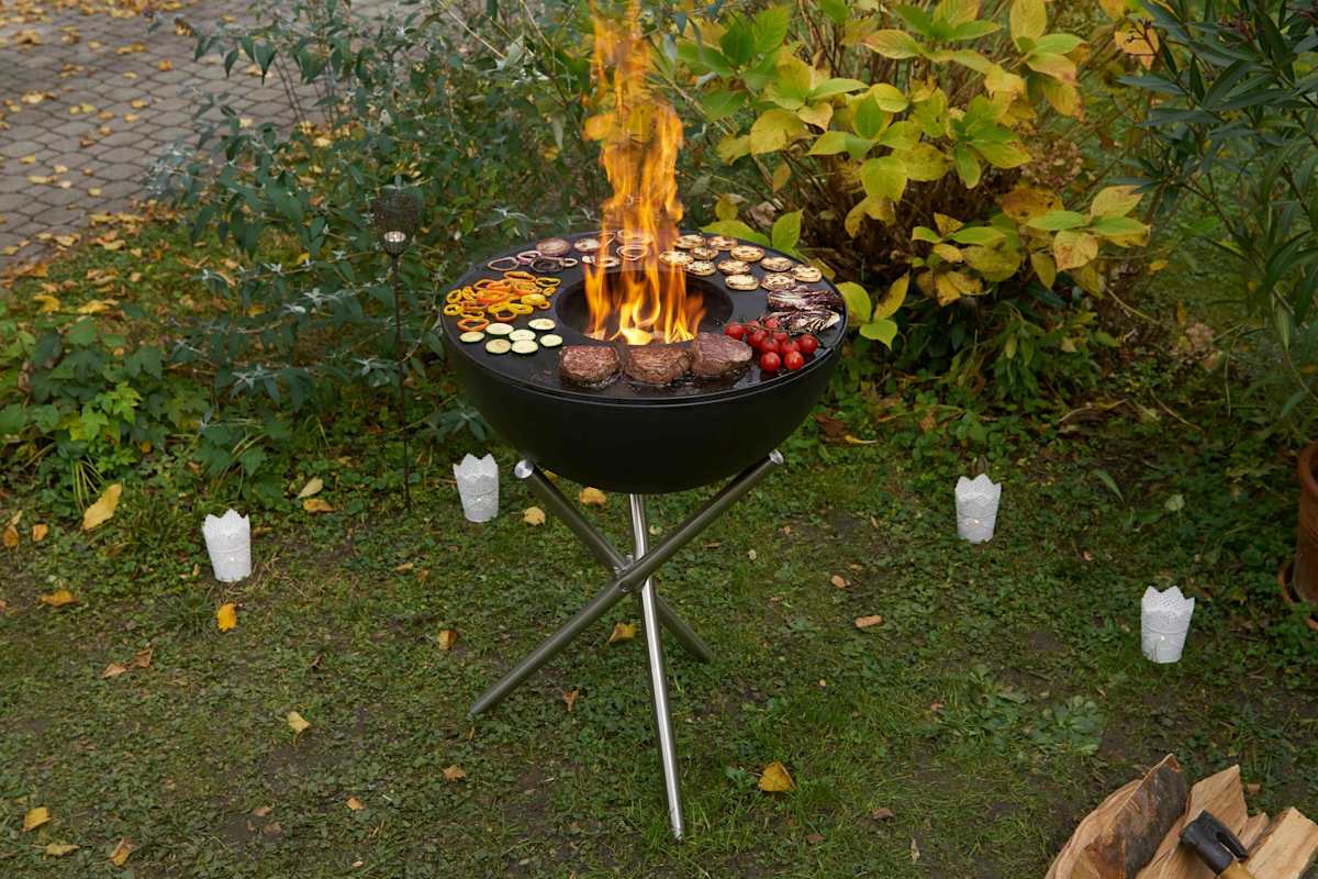 Die Bowl von Höfats ist schwenkbare Feuerschale und Grill in einem
