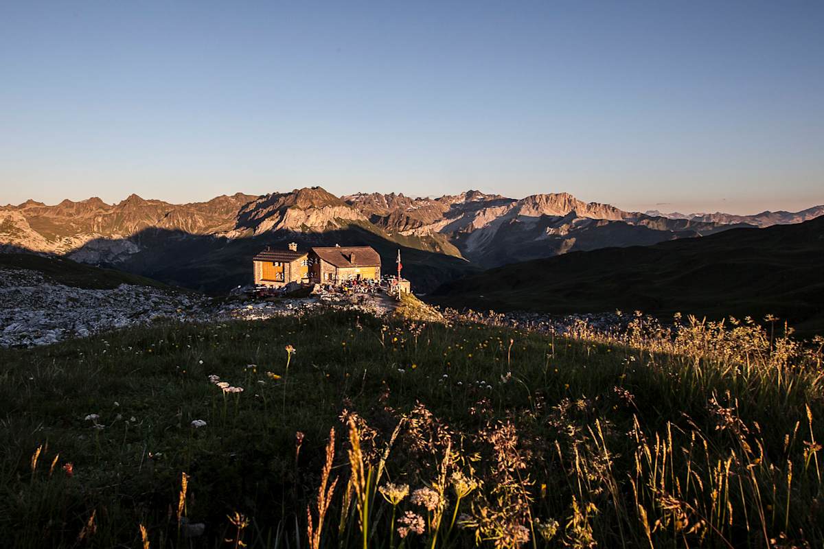 In den Bergen rund um St. Antönien findet man viel Ruhe - im Bild die Carschinahütte. 