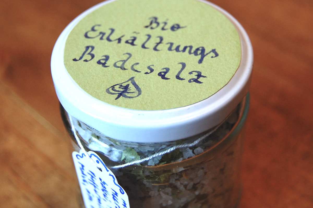 Das Selbstgemachte Erkältungsbadesalz kann in einem alten Marmeladeglas praktisch aufbewahrt werden