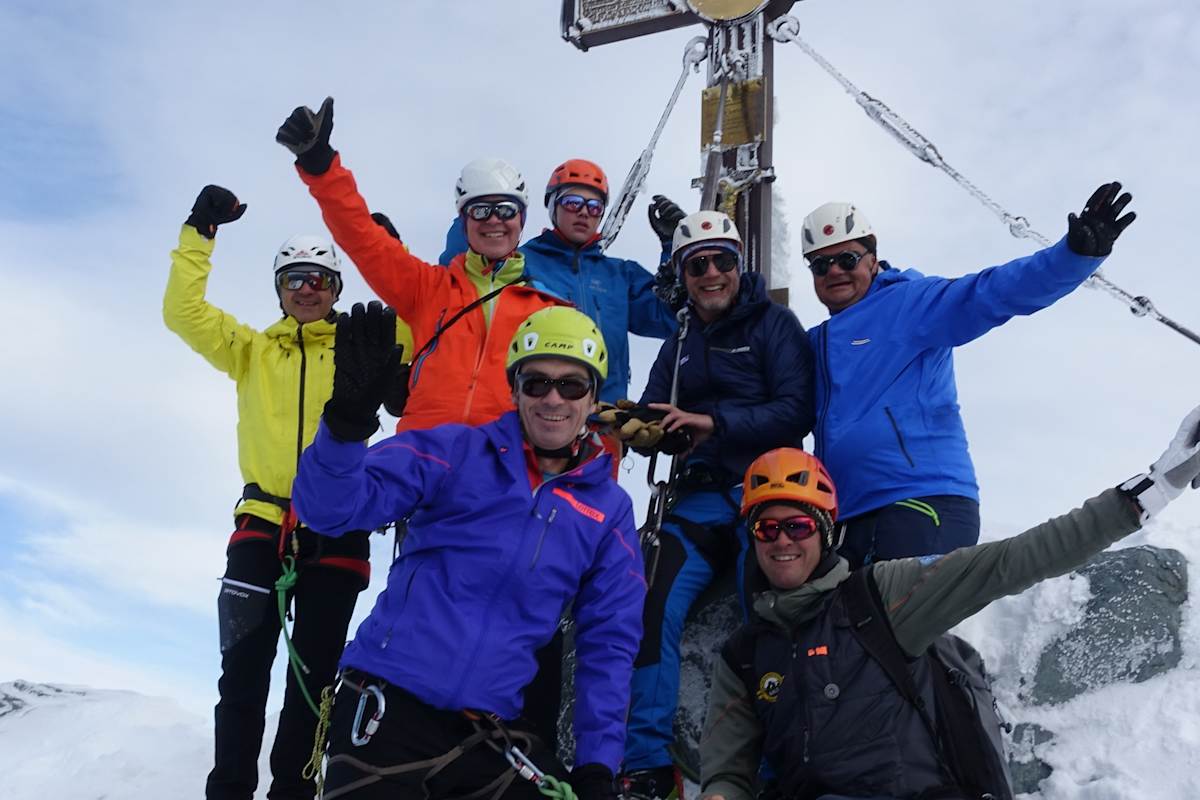 Andi am Gipfel, umgeben von seinen Freunden und den Bergführern aus Kals