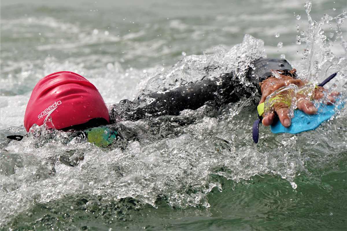 Kopfschutz in leuchtender Signalfarbe: Plain moulded Silicone von SPEEDO. 