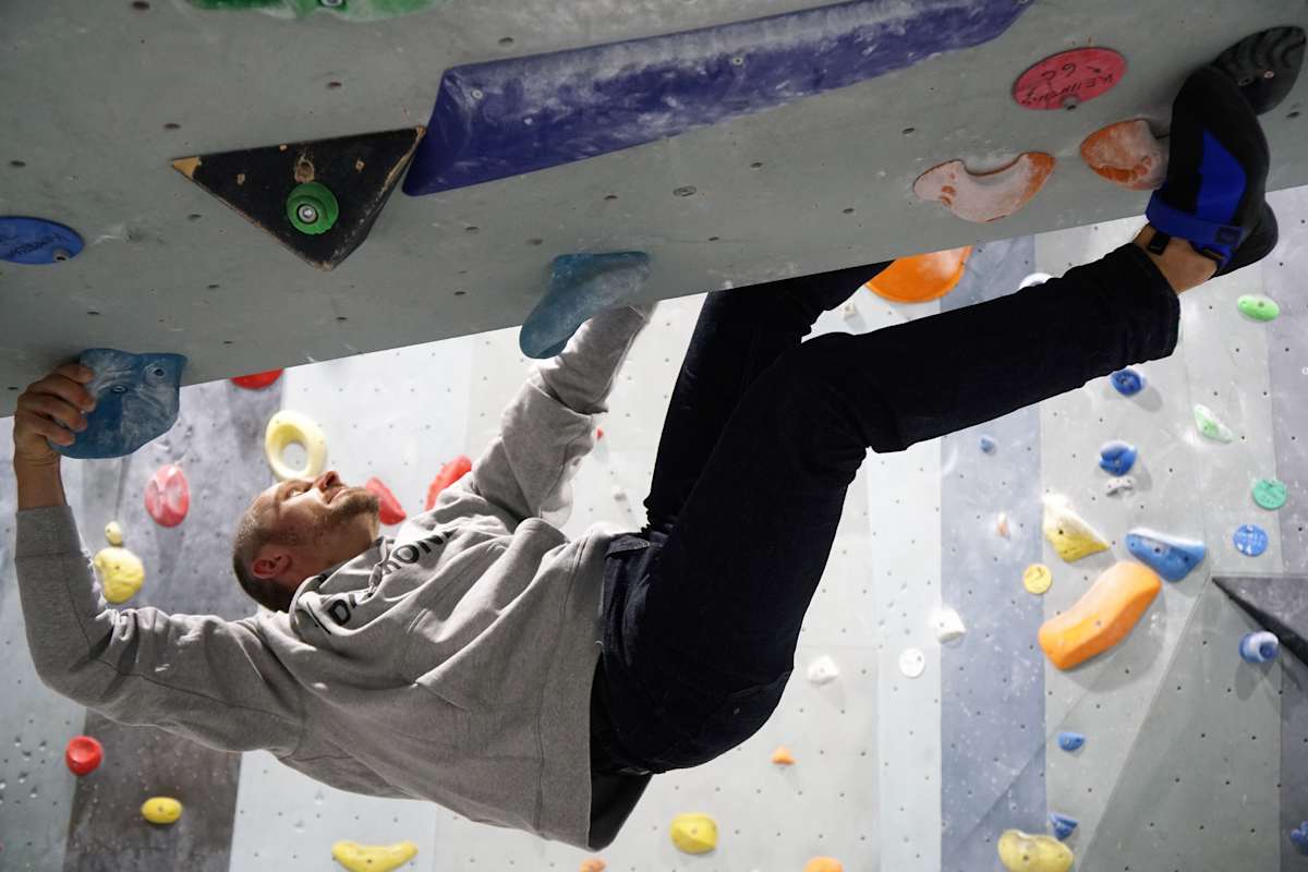Mann mit Boulderbekleidung von Black Diamond