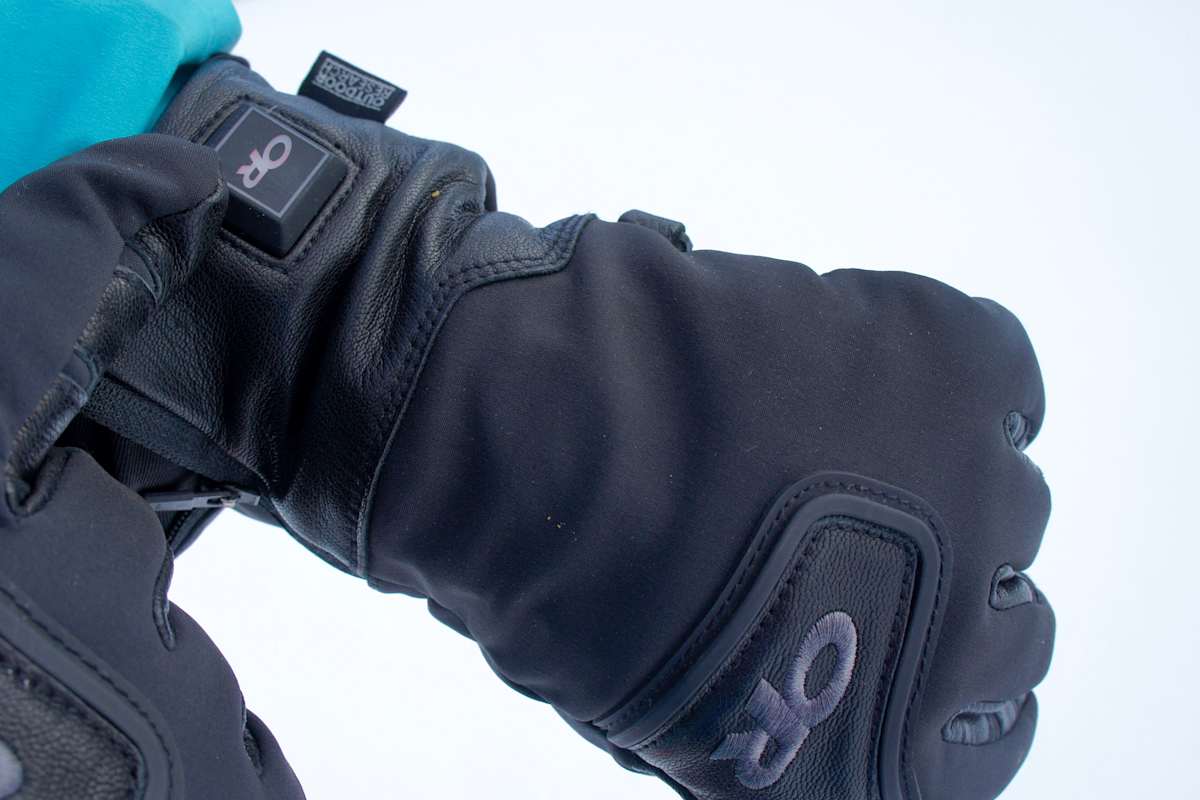 Innovative Technologie für warme Hände: Die Stormtracker Heated Gloves von Outdoor Research. 
