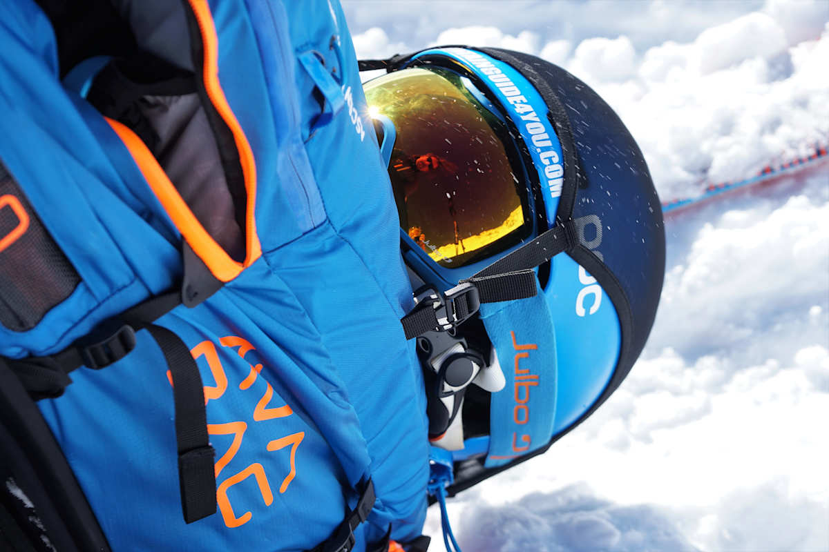 Schützen und sehen cool aus: Der AURIC CUT BACKCOUNTRY SPIN von POC und die AEROSPACE 216 von JULBO. 