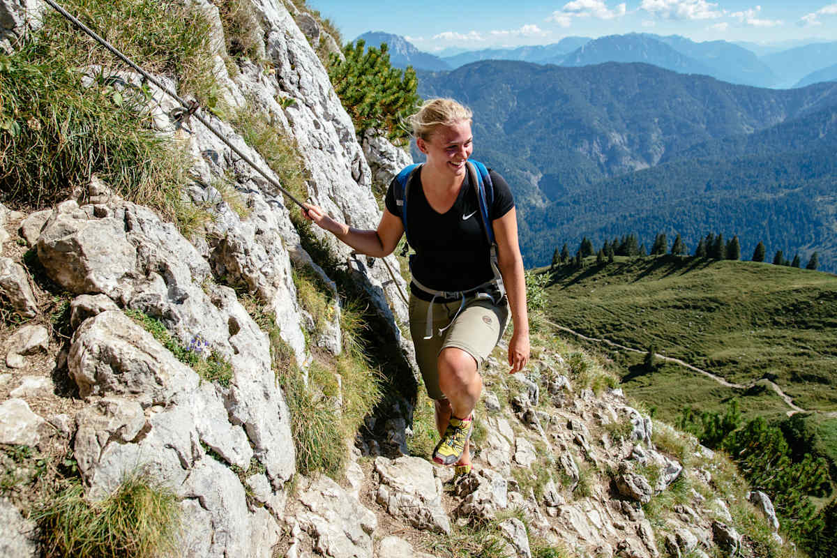 Auf den beschaulichen Aufstieg folgt ein kurzer Klettersteig zur Tegernseer Hütte. 