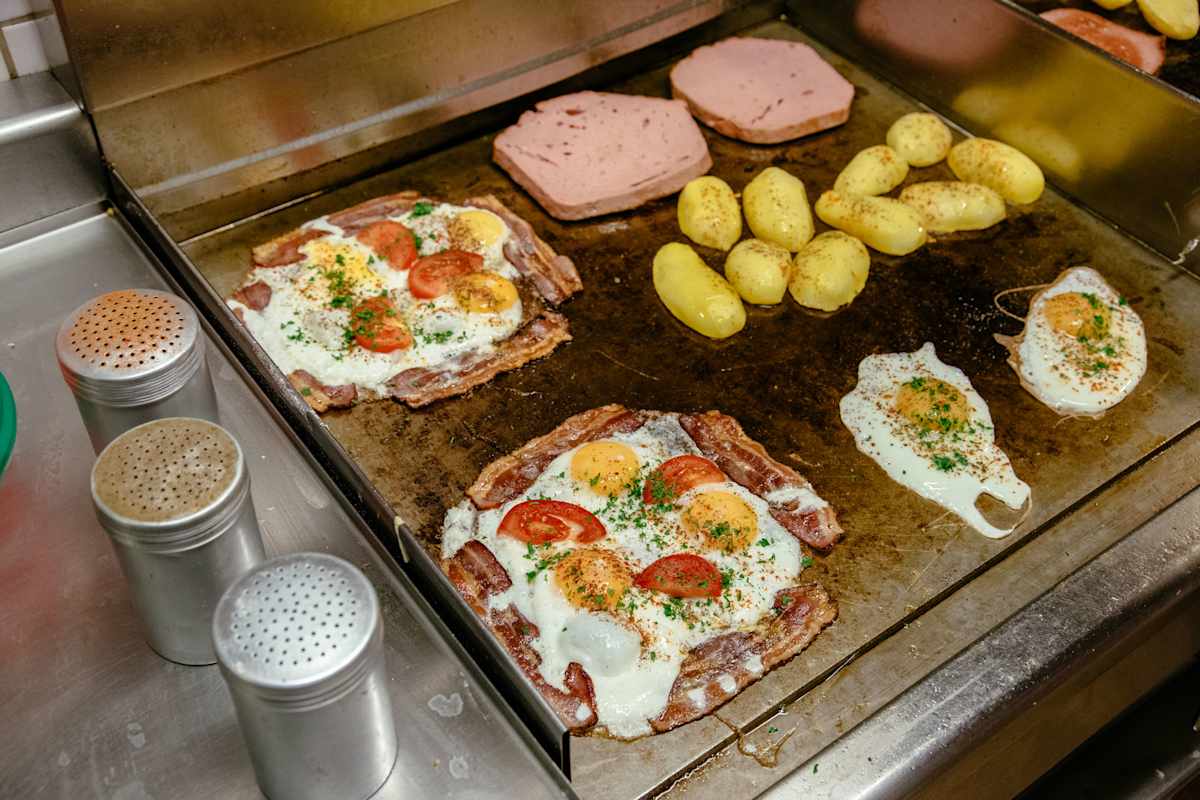 Zur Stärkung gibt es Leberkäse oder Speck mit Ei.
