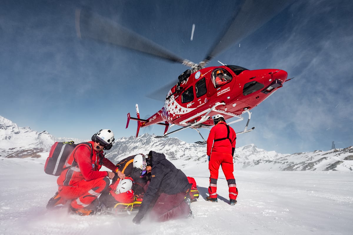Air Zermatt Helikopter bei einem Rettungseinsatz