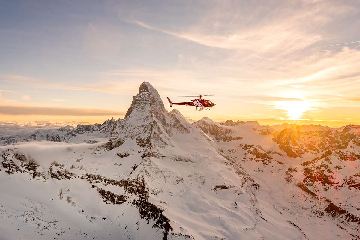 Hubschrauber mit Matterhorn bei Sonnenuntergang
