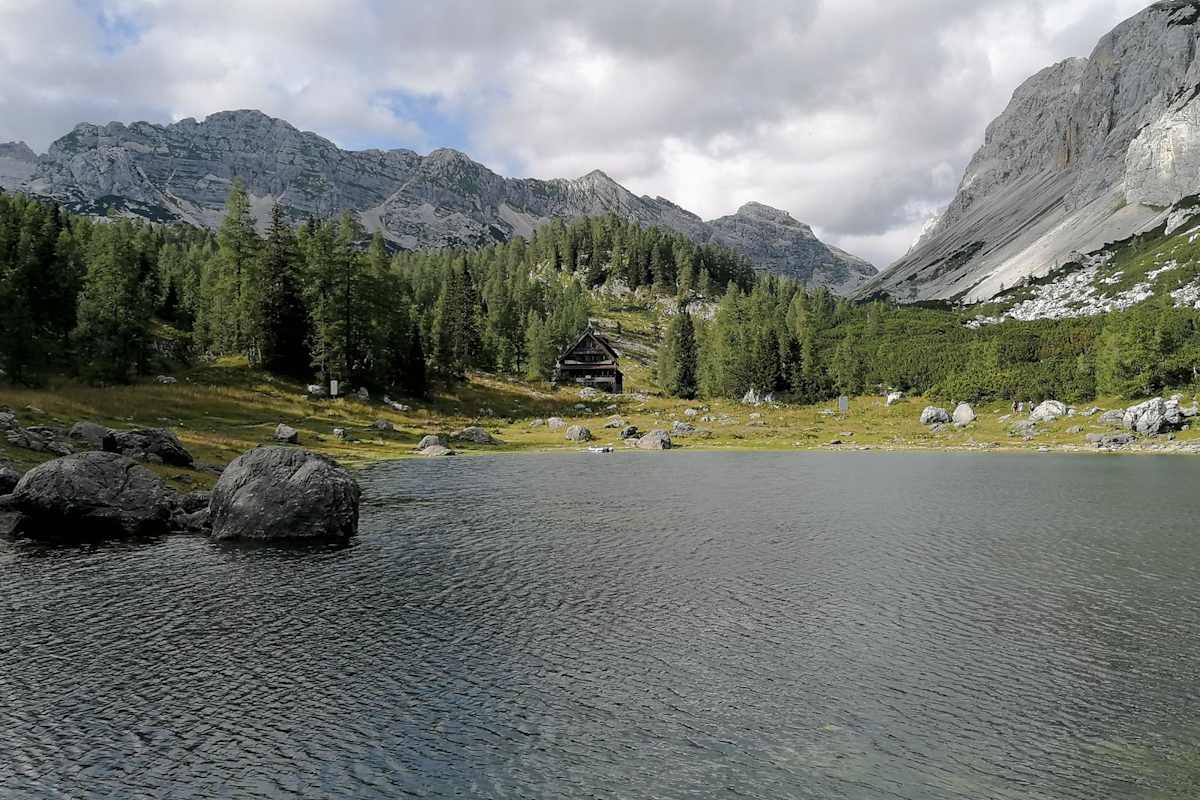 Koča pri Triglavskih jezerih - li. dahinter Gladki, Debeli und re. Tičarica, Kopica 