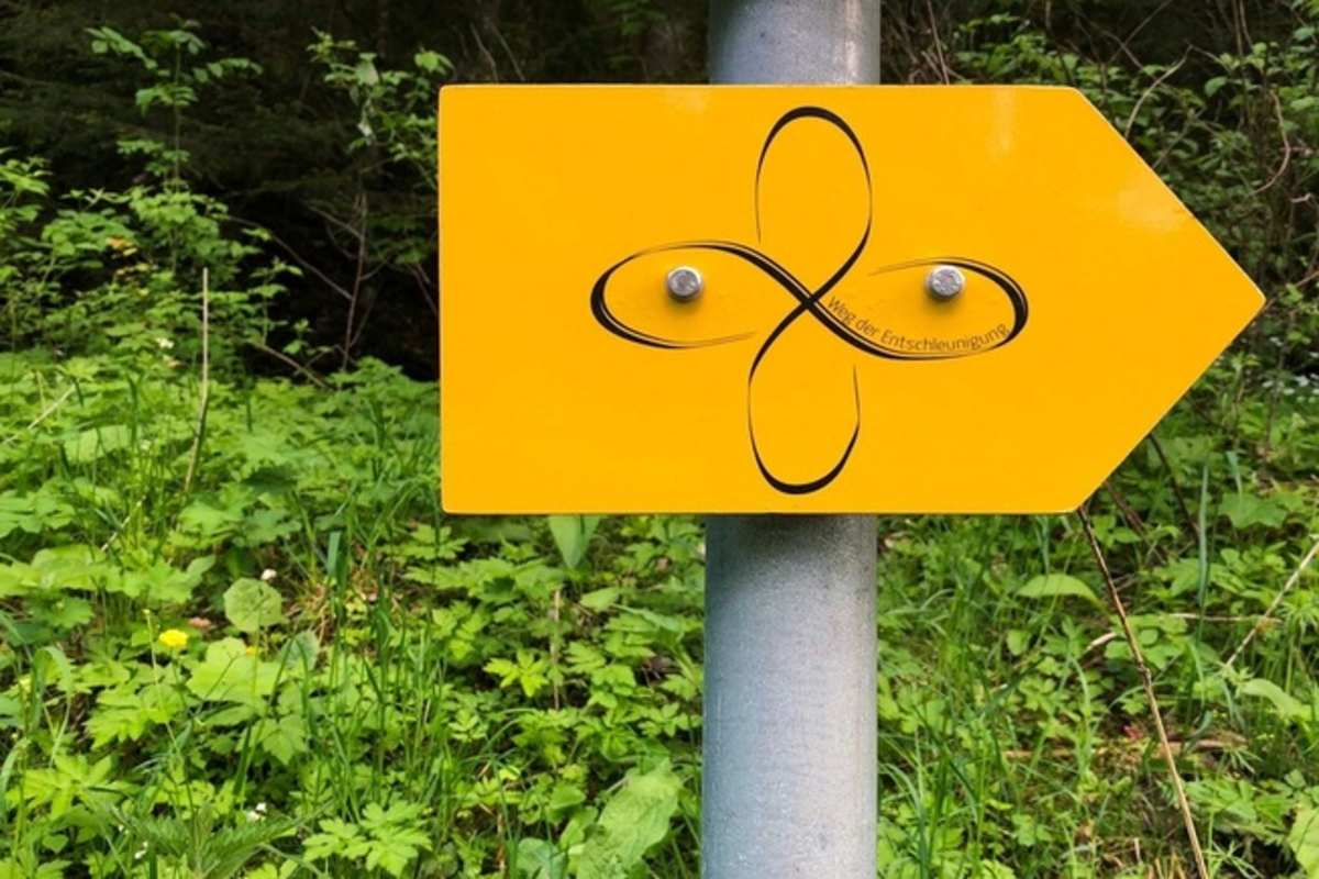 Dieses Entschleunigungsymbol weißt entlang der gesamten Strecke den Weg.