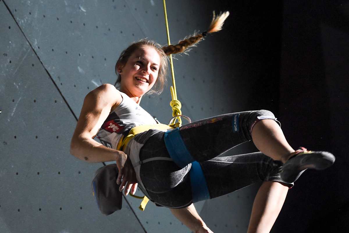 Letztlich haben Sekunden über Sieg und Niederlage entschieden.  Jessica Pilz, die Gewinnerin im Vorstieg, strahlt über ihre großartigen Leistung