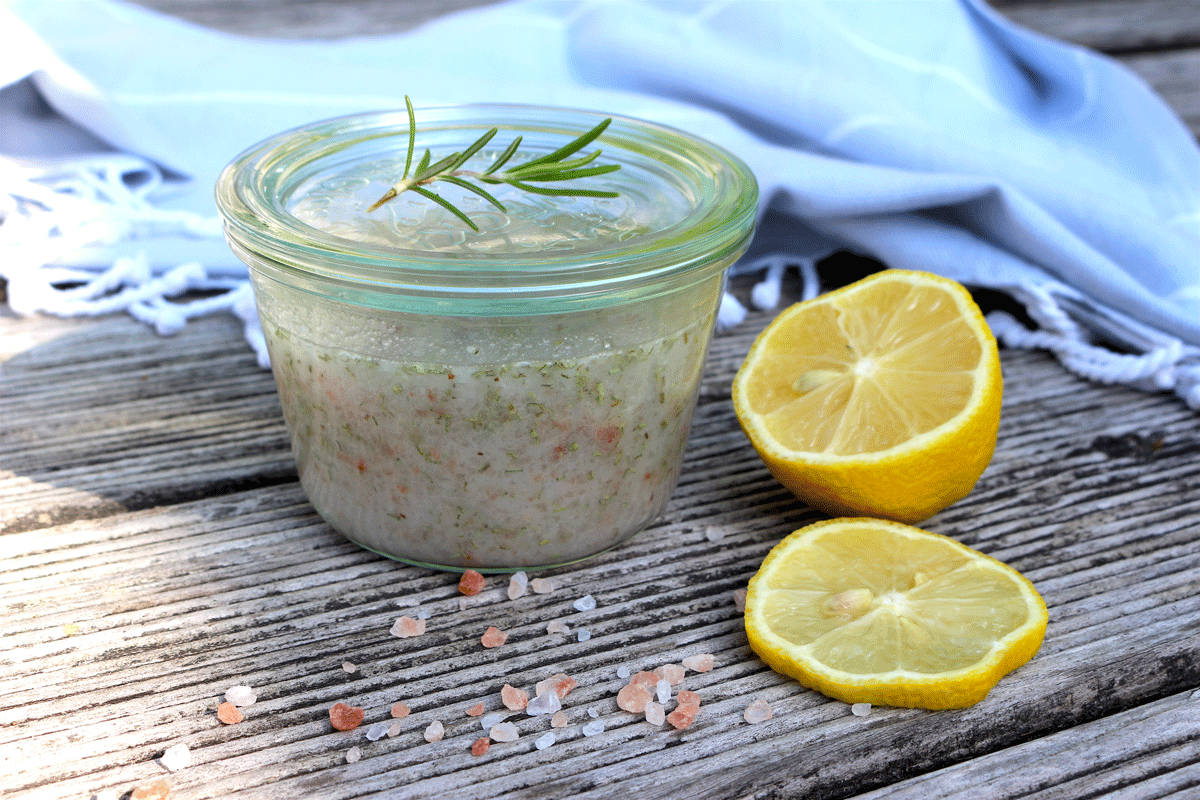 Ein selbstgemachtes Peeling ist keine Hexerei und erfrischt den Körper