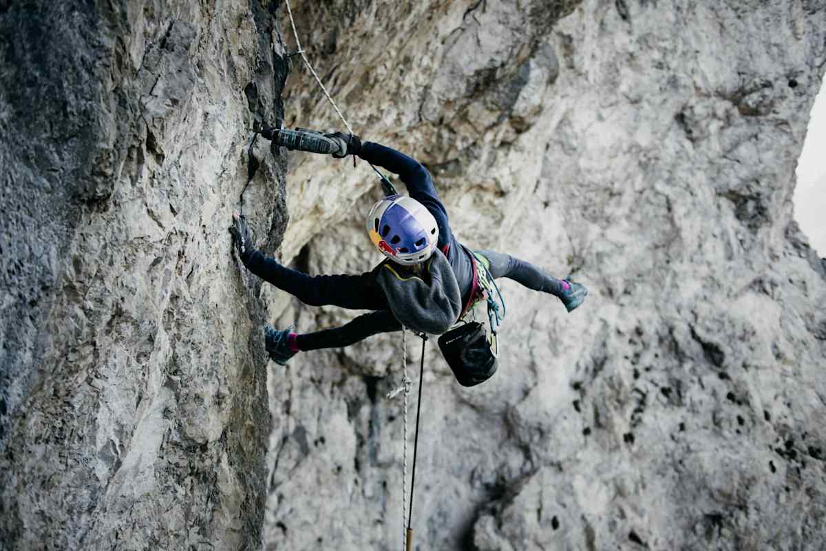 Angy Eiter beim Bohren einer Route