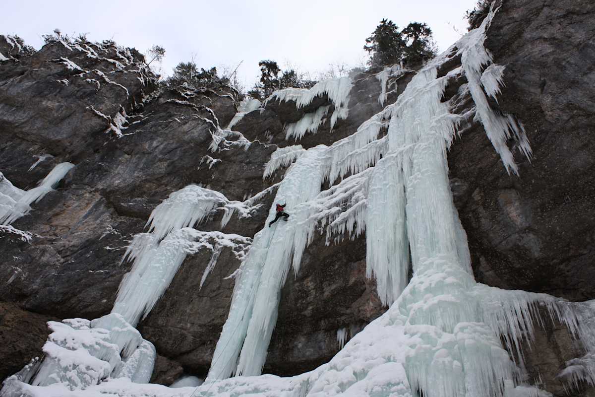 Christoph beim Eisklettern am Hengstpass in Oberösterreich
