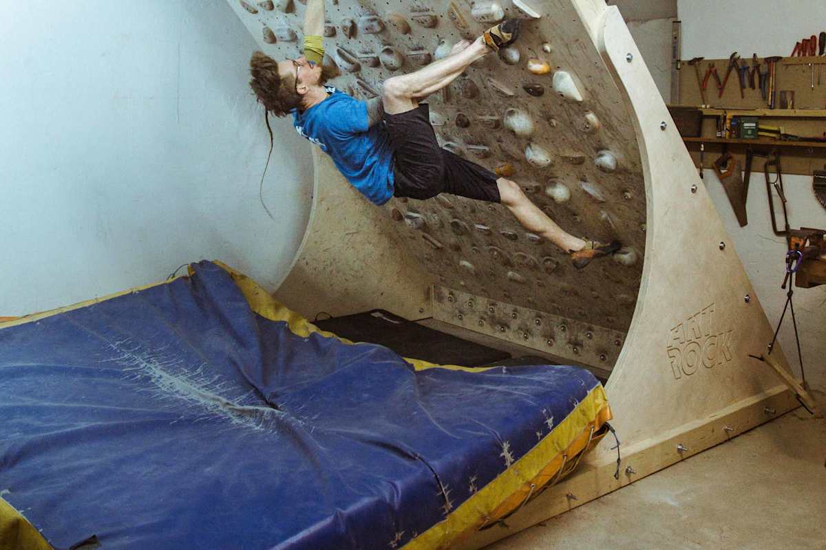 Klettern an der eigenen Kletterwand in den eigenen vier Wänden