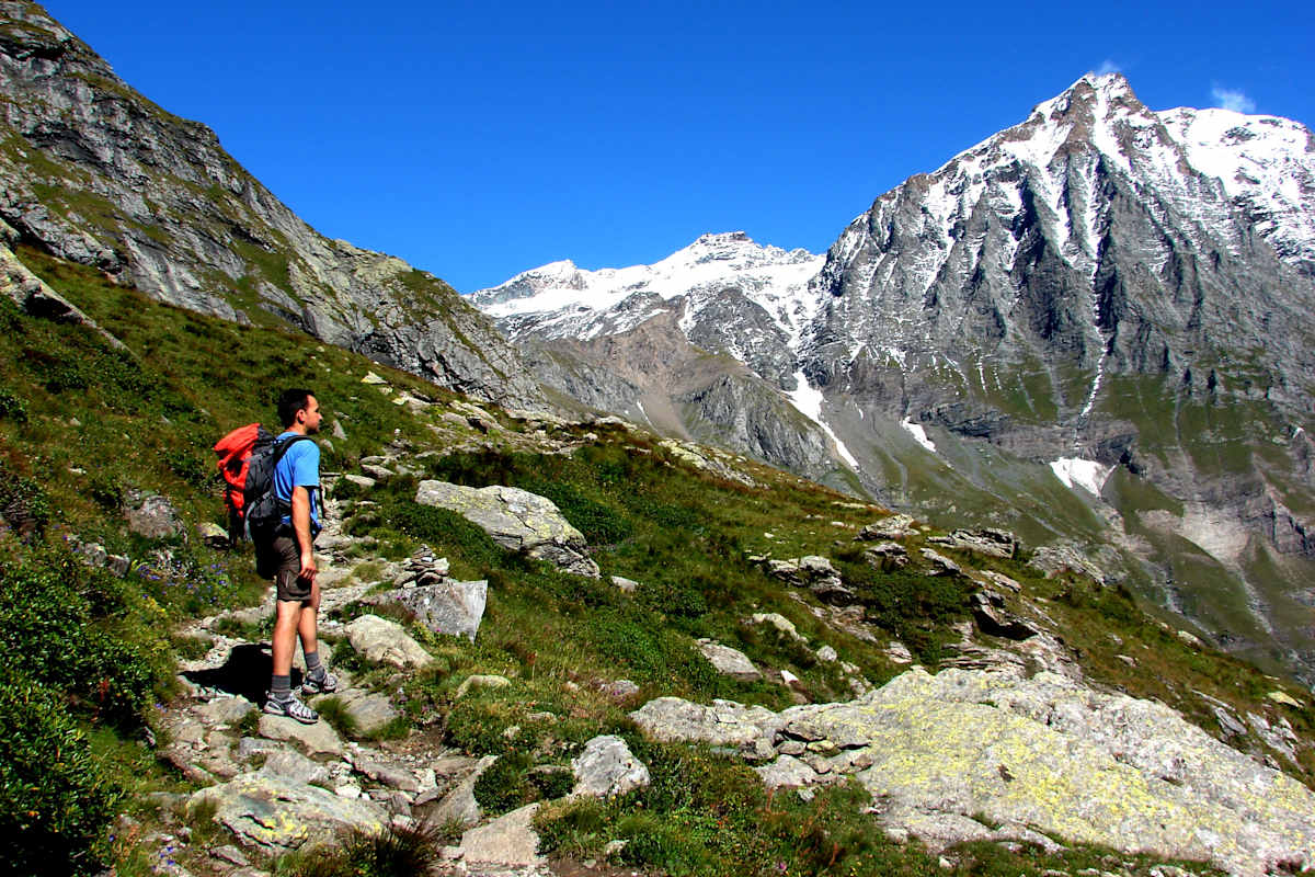 Gleich mehrere Weitwanderwege wie z.B. die GTA führen durch Balme. 
