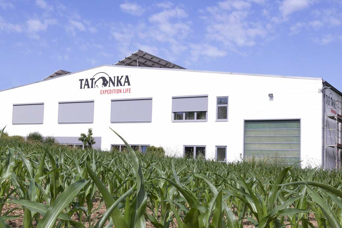 In Dasing befindet sich neben der Entwicklungs- und IT-Abteilung, dem Marketing, der Verwaltung und dem Auslieferungslager auch eine Service-Abteilung, in der beschädigte Ausrüstungsteile repariert und wieder fit gemacht werden.