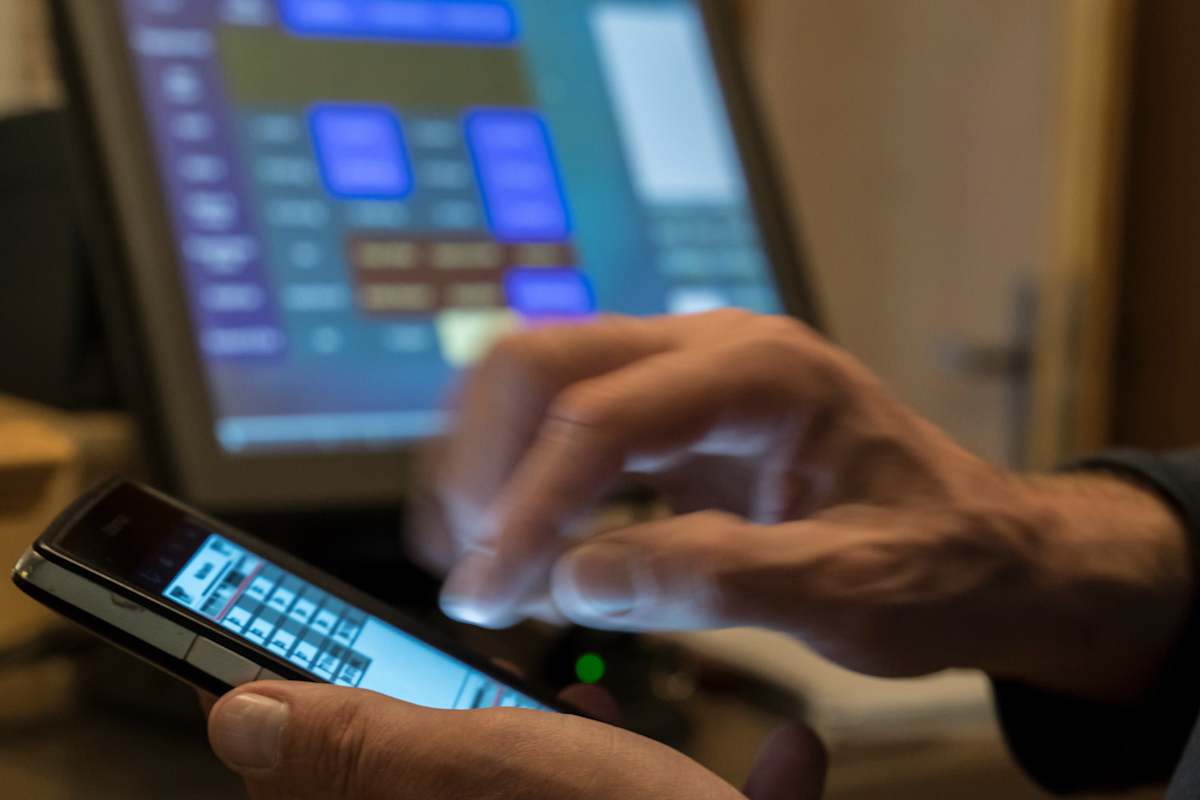 Als Hüttenwirt muss man auch die Logistik vom Reservierungssystem bis zum Lebensmitteleinkauf im Griff haben.