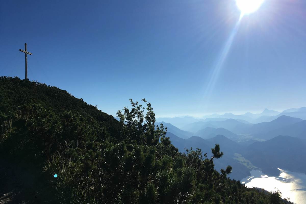 Gipfelkreuz mit Blick ins Tal