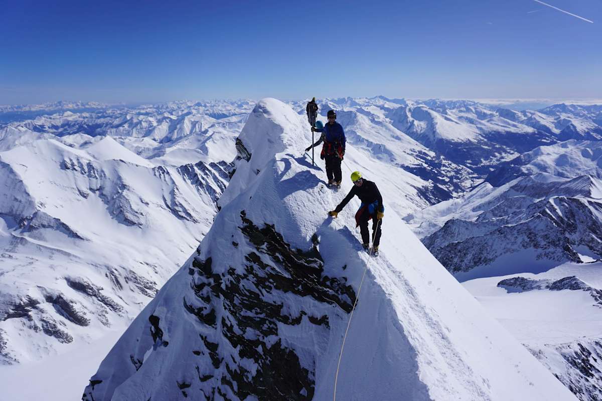 Atemberaubende Aussicht, am ausgesetzten Grat des Kleinglockners