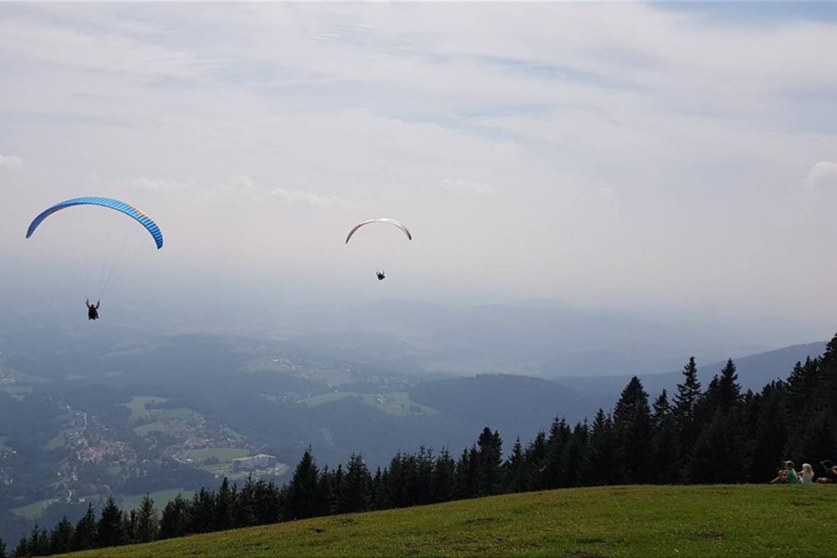 Paragleiter im Grazer Bergland