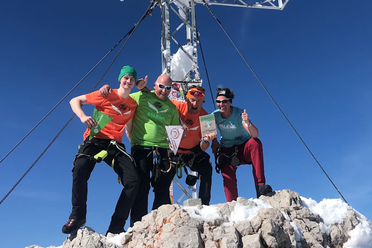 Bergsteiger am Gipfel des Dachsteins