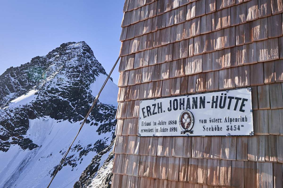 … schon erreichen wir nach 5h Aufstieg die Erzog-Johann Hütte auf 3.454 m 
