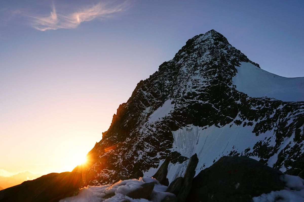 Von der Erzog-Johann Hütte hat man einen ausgezeichneten Blick auf den Gipfel des Großglockners; inklusive Sonnenuntergang