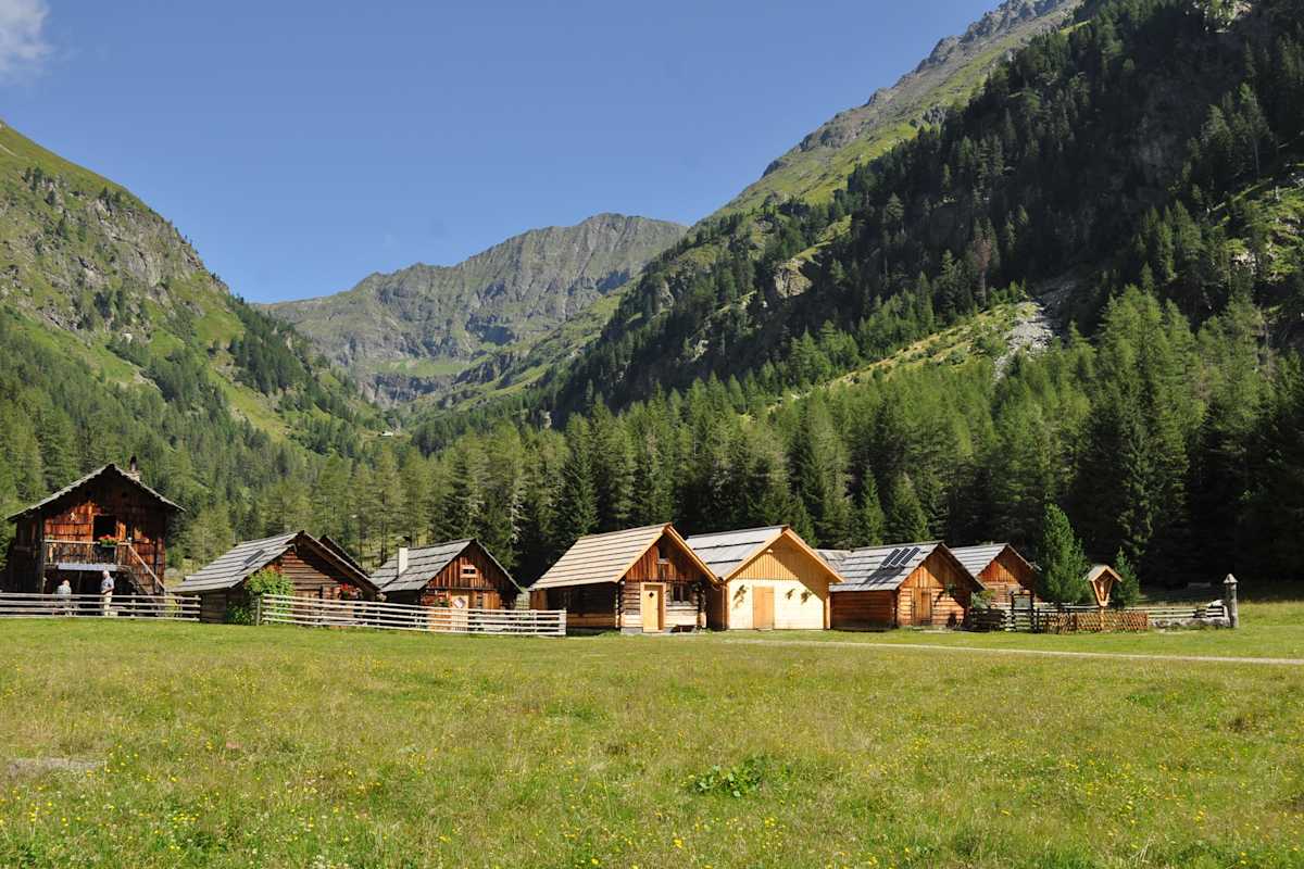 Das idyllische Hüttendorf im Talschluss von Göriach.