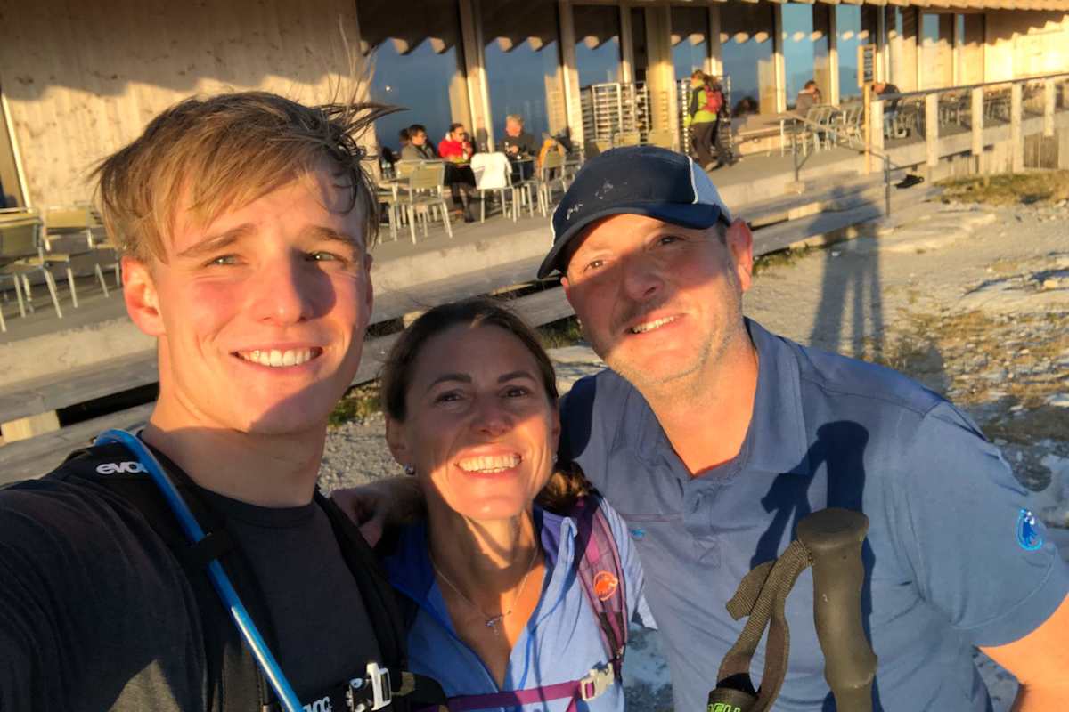 Geschafft: Gerade rechtzeitig haben Michel, Mathis und Janine die letzte Luftseilbahn nach Unterwasser erwischt und ihr Ziel erreicht