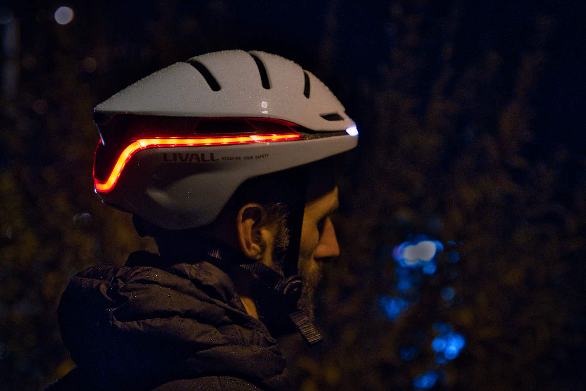 Radfahrer mit dem Evo 21 Radhelm von Livall im Dunklen