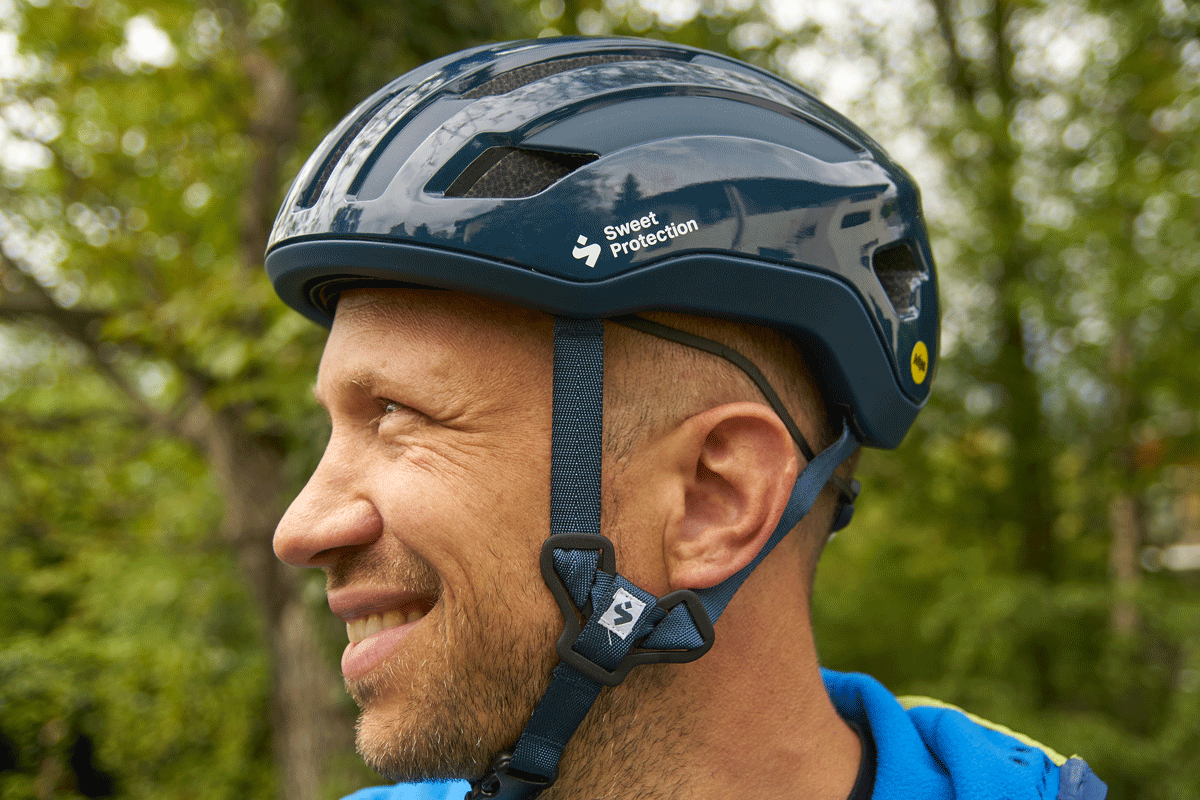 Mit Helm gut geschützt durch Stadt und Land