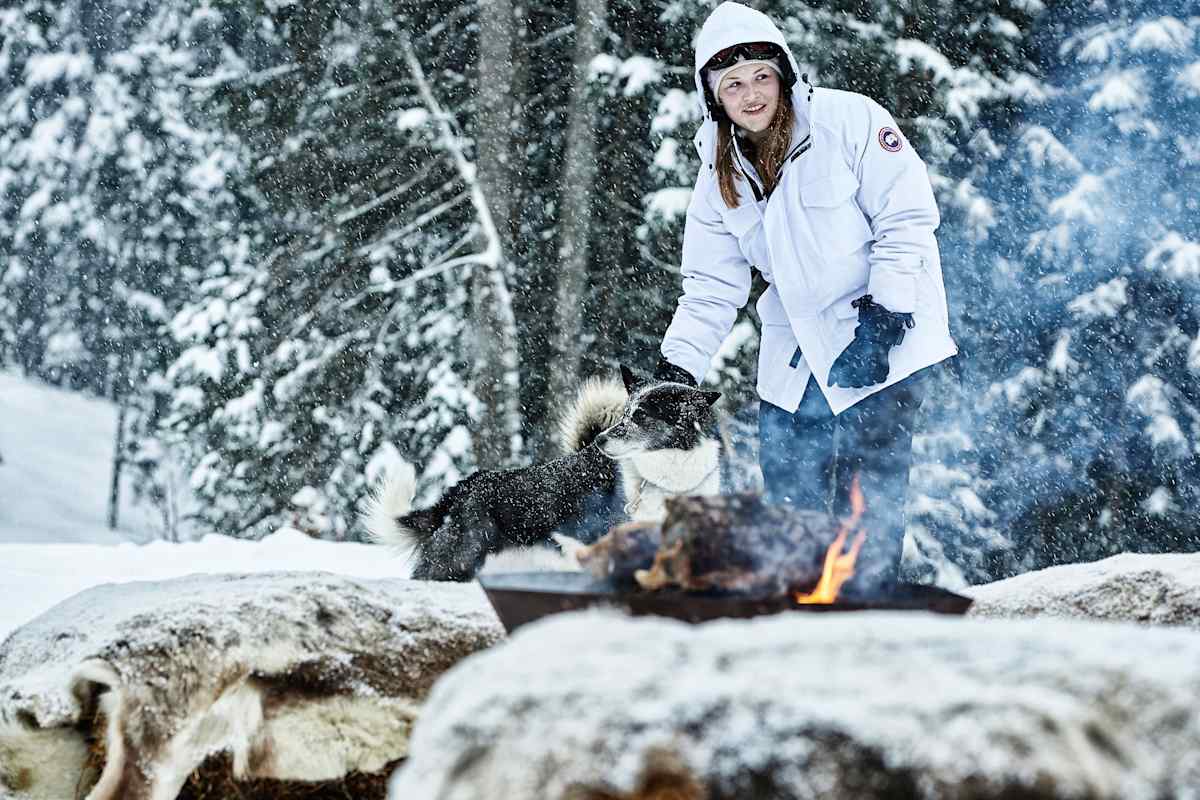 Vor der Hundeschlittenfahrt am Feuer wärmen.