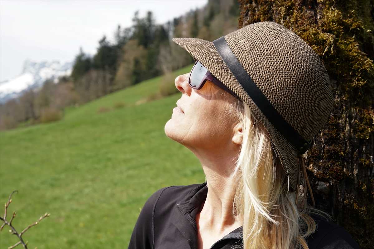 Schutz vor UV-Strahlung und Eyecatcher: Die Basou von EVIL EYE, der Luna Hat von SUNDAY AFTERNOONS und Sonnencreme Anthelios von LA ROCHE-POSAY