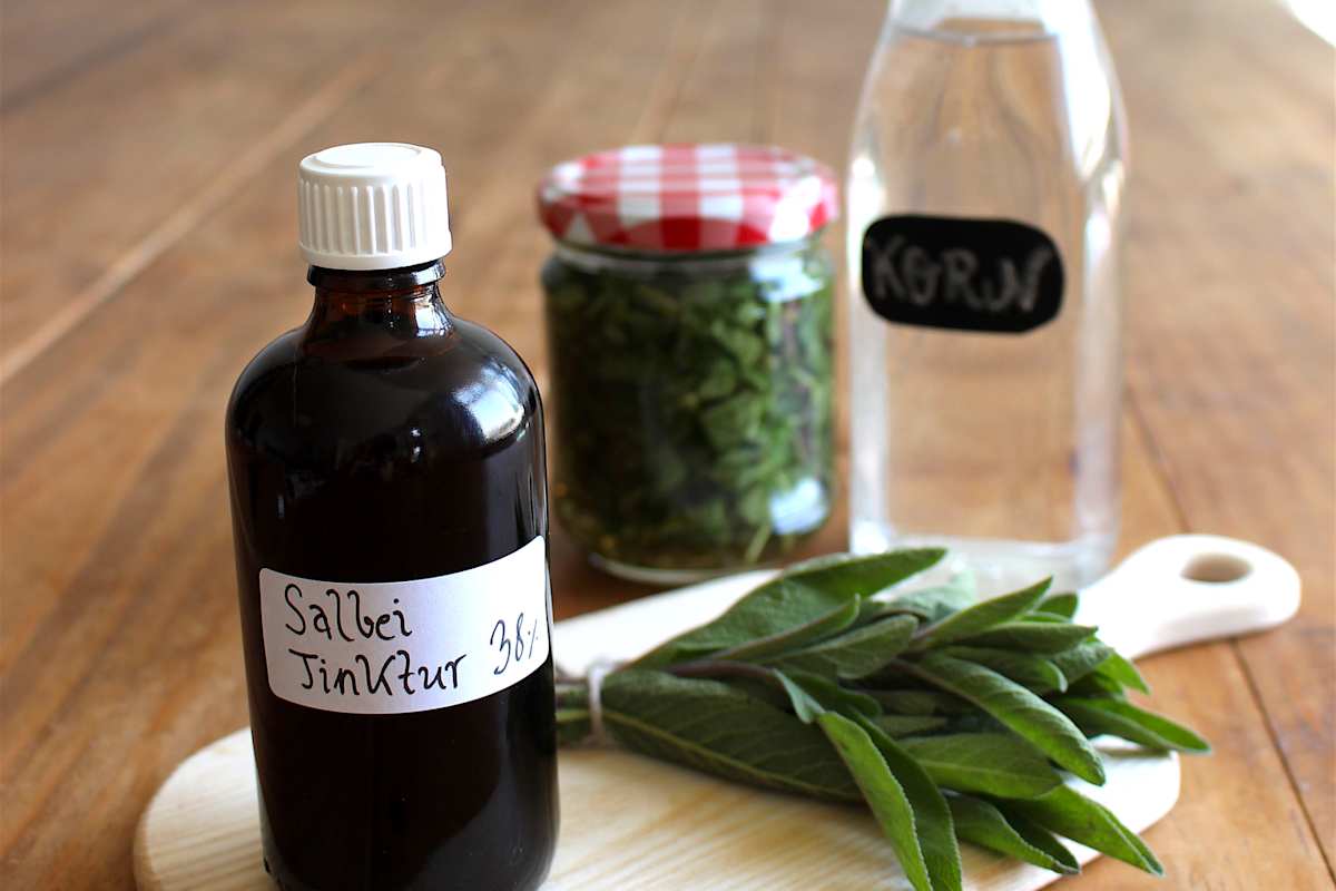 Die Salbei-Kräutertinktur kann in einer kleinen Flasche ganz einfach mitgenommen werden