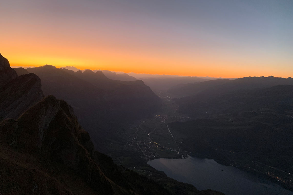 Sonnenaufgang am Gipfel des Selun (2.205 m)
