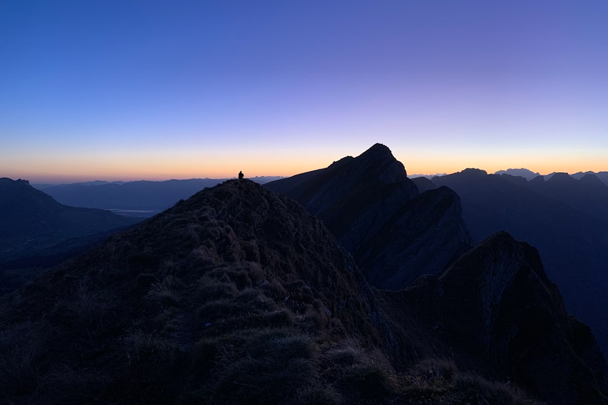 Im Lichte der Dämmerung auf den Weg zum Gipfel des ersten Churfirsten 